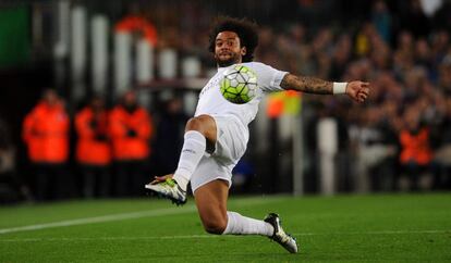 Marcelo trata de controlar el esférico en el clásico.