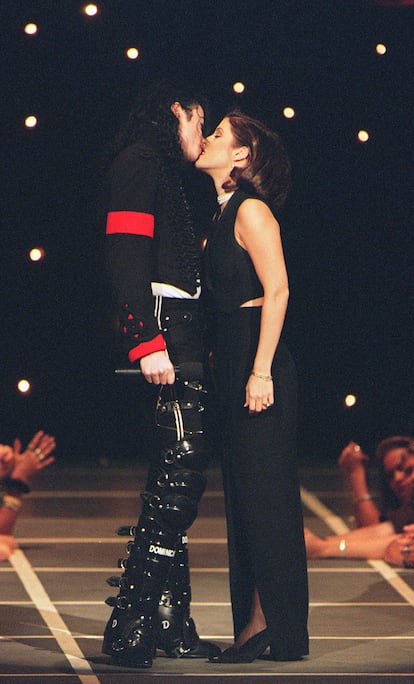 El incómodo y forzado beso de la pareja, ya separada, durante los Premios MTV.