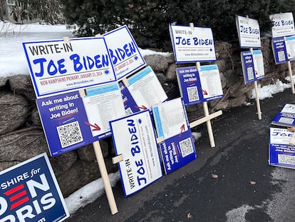 Pancartas que explican cómo votar por Joe Biden, aunque no aparezca en las papeletas, en un acto de campaña en Concord (New Hampshire).