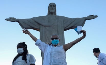 Dulcineia da Silva, enfermeira da rede pública de saúde, e Terezinha da Conceição, que mora em um abrigo para população em situação de vulnerabilidade social, foram vacinadas ao pé da icônica estátua do Cristo Redentor, no morro do Corcovado, Rio de Janeiro em janeiro de 2021.