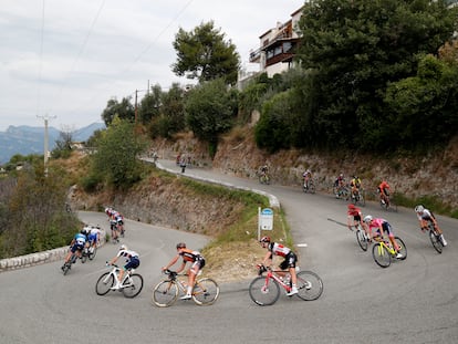 Varias corredoras compiten en La Course by Tour de France, en agosto de 2020.
