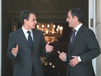 Francisco Camps conversa con el presidente del Gobierno en La Moncloa antes de la reunión.