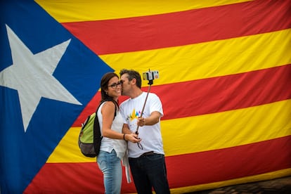 Una parella es fa un 'selfie' amb una estelada a Barcelona.
