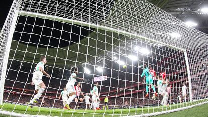 El portero de Osasuna Aitor Fernández, despeja un balón durante el partido contra el Athletic en San Mamés, este lunes.