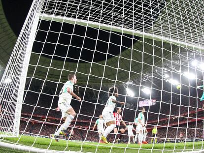 El portero de Osasuna Aitor Fernández, despeja un balón durante el partido contra el Athletic en San Mamés, este lunes.