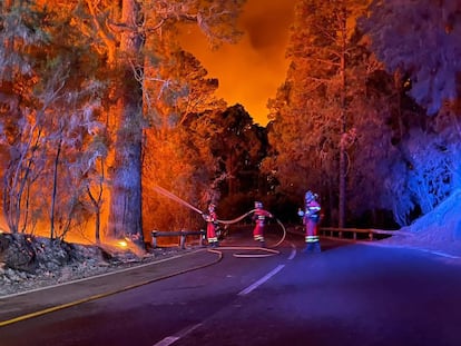 Miembros de la Unidad Militar de Emergencias luchaban el jueves contra las llamas den Tenerife, en una imagen de la propia UME.