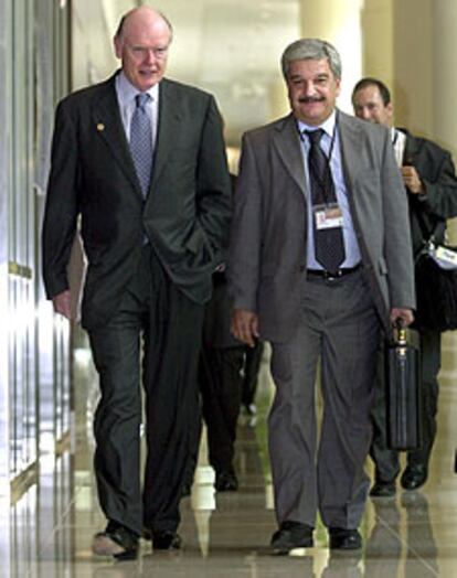 John Snow (izquierda) y el ministro iraquí de Finanzas, ayer en Dubai.
/ AP