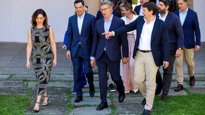 El presidente del PP, Alberto Núñez Feijóo (centro) junto a varios presidentes autonómicos del PP, en un acto de partido el lunes en Salamanca. EFE/J.M.GARCÍA