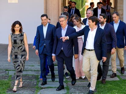 El presidente del PP, Alberto Núñez Feijóo (centro) junto a varios presidentes autonómicos del PP, en un acto de partido el lunes en Salamanca. EFE/J.M.GARCÍA