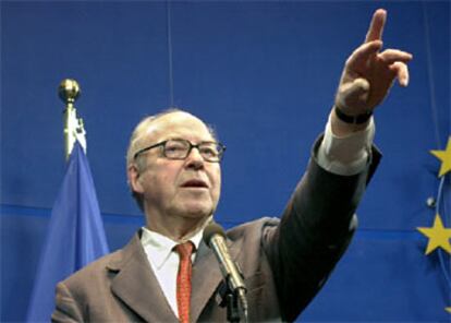 El jefe de los inspectores de la ONU, Hans Blix, ayer, durante su rueda de prensa en Bruselas.