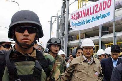 Evo Morales, en el yacimiento de gas de San Antonio, después de anunciar el decreto de nacionalización.