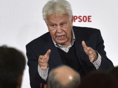 Felipe Gonz&aacute;lez habla durante la presentaci&oacute;n del programa electoral del PSOE, este 27 de noviembre.