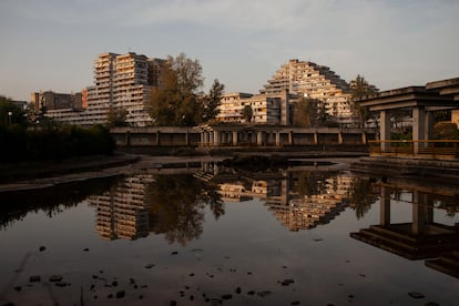 Los apartamentos Vele di Scampia, en Nápoles, hogar de la mafia en 'Gomorra', han sido también objetivo de las grúas de demolición con el rechazo de las asociaciones vecinales. |