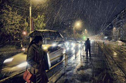 Fotografía de Vlad Eftenie ganadora en la categoría Baja luz, tomada en la estación del tranvía 41 en Bucarest, Rumania.