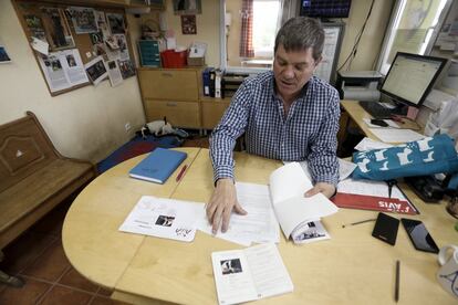 José Antonio Suárez, director de la protectora, prepara los documentos de Catavino, junto al pasaporte del animal.