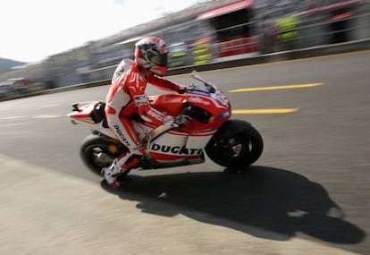 Andrea Dovizioso sale del garage durante una sesión de entrenamientos en el circuito de Motegi