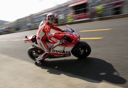 Andrea Dovizioso sale del garage durante una sesión de entrenamientos en el circuito de Motegi  