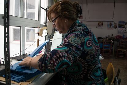 La aparadora María Luisa del Amo cosiendo mascarillas en su casa.