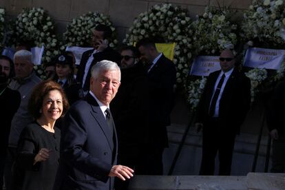 Alejandro y Katherine, que fueron príncipes de Serbia, saludan en el exterior de la catedral.