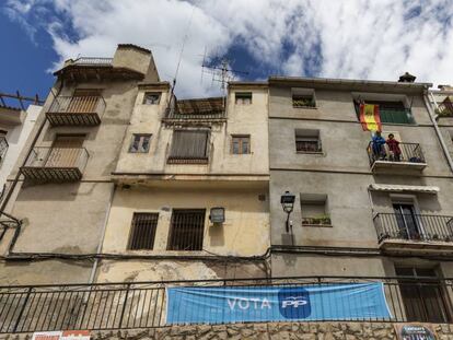 Vecinos del pueblo del Alfondeguilla, que siempre vota al PP.