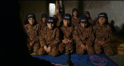 Un fotograma de 'Of Fathers And Sons' sobre el adoctrinamiento yihadista en Siria.