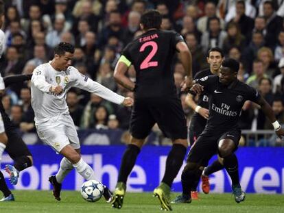 Ronaldo trata de pasar el balón ante la presión del PSG.