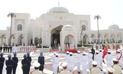 Vista general de la ceremonia de bienvenida dada al papa Francisco a su llegada el 4 de febreo al Palacio Presidencial en Abu Dabi. La conferencia de Fraternidad Humana reúne desde el 3 de febrero a 700 representantes de diferentes confesiones religiosas, encabezados por musulmanes y cristianos.