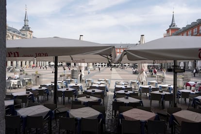 Una terraza sin clientes en la Plaza Mayor de Madrid.