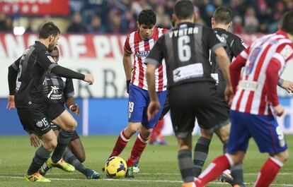 Diego Costa intenta controlar el esférico, rodeado de contrarios