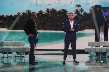 Jorge Javier Vázquez y el regidor del programa, antes de comenzar la gala.