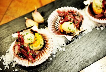 Plato de zamburiñas con jamón ibérico del Bar Cañete, en el barrio del Raval de Barcelona.