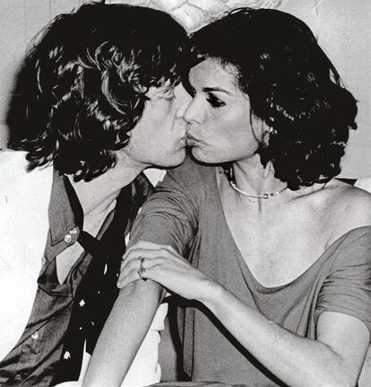 Mick Jagger besando a Bianca Jagger.