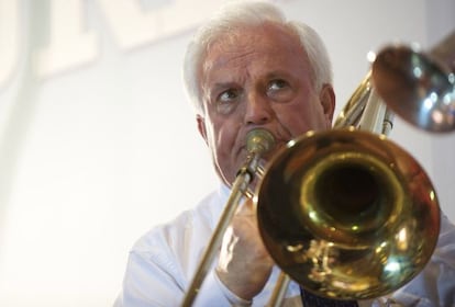 El exbaron del PP Jos&eacute; Luis Baltar Pumar, tocando el tromb&oacute;n en un homenaje que le brindaron empleados de la Diputaci&oacute;n.