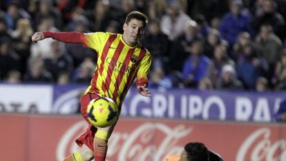 Keylor Navas, no chão, evita um gol de Messi