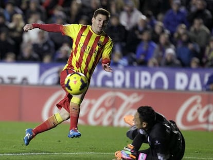 Keylor Navas, no chão, evita um gol de Messi