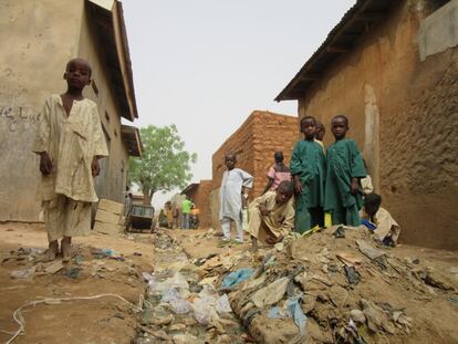 Niños jugando en la calle en Dambatta, en el norte de Nigeria, rodeados de suciedad, un marco perfecto para el contagio de la polio.