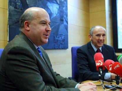 Juan Calparsoro, a la izquierda, y Josu Erkoreka en su encuentro.