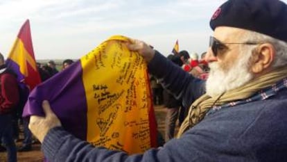 Ángel Rojo muestra la firma del brigadista Bob Doyle en su bandera republicana.