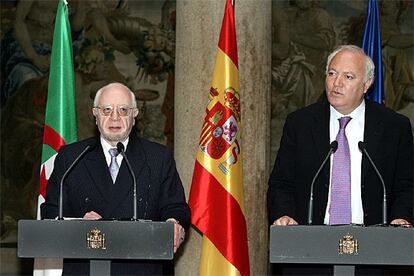 El ministro de Exteriores, Miguel Ángel Moratinos, y su homólogo de Argelia, Mohamed Bedjaoui, al término de la reunión que mantuvieron hoy en Madrid.