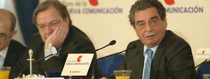 El presidente del grupo PRISA, Juan Luis Cebrián, junto con el presidente de la Cadena Ser, Augusto Delkader.