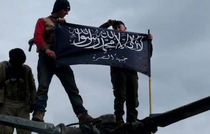 Opositores afiliados al Frente Al Nusra ondean la bandera de su milicia en Idlib.