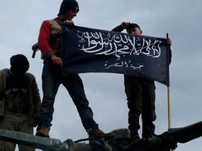 Opositores afiliados al Frente Al Nusra ondean la bandera de su milicia en Idlib.