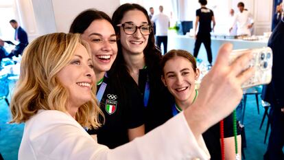 La primera ministra italiana, Meloni, se fotografiaba el día 1 en París con deportistas.