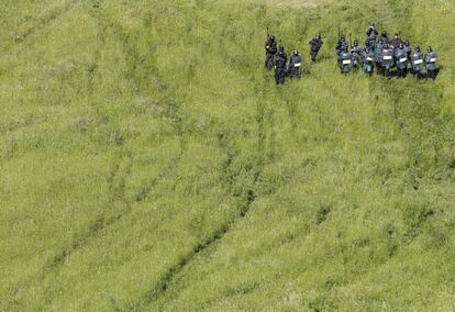 Un grupo de varios policías antidisturbios se adentran en las cercanías de Vega del Rey, Oviedo para intentar dispersar a varios mineros.