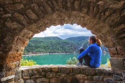 El embalse del río Cinca desde Ligüerre Resort, una aldea convertida en alojamiento turístico en Ligüerre de Cinca (Huesca). 