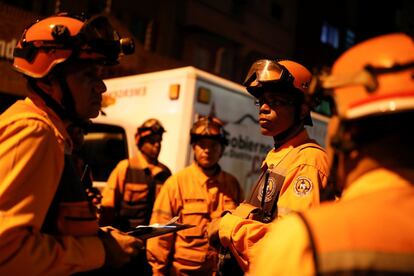 El temblor, que se sintió en la mayor parte del país, ocurrió a las 17.31 local, cuando miles de personas salían de sus trabajos. En Caracas el movimiento, que duró varios segundos, se sintió con intensidad en edificios altos, muchos de los cuales fueron evacuados, por temor a un incidente mayor y a las réplicas. En la imagen, bomberos trabajando en los alrededores del rascacielos Torre de David.