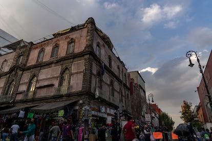 Peatones en el centro de Ciudad de México un día antes del regreso al semáforo rojo.