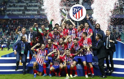 El Atlético levanta la Supercopa de Europa.