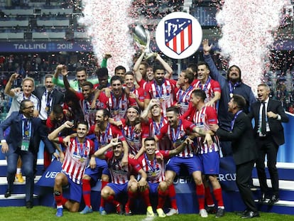 El Atlético levanta la Supercopa de Europa.