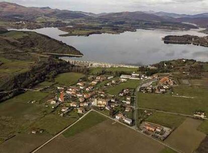 Vista aérea de uno de los pantanos del Zadorra.